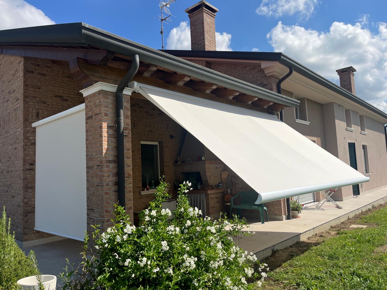 Tenda da sole bianca aperta sopra un portico