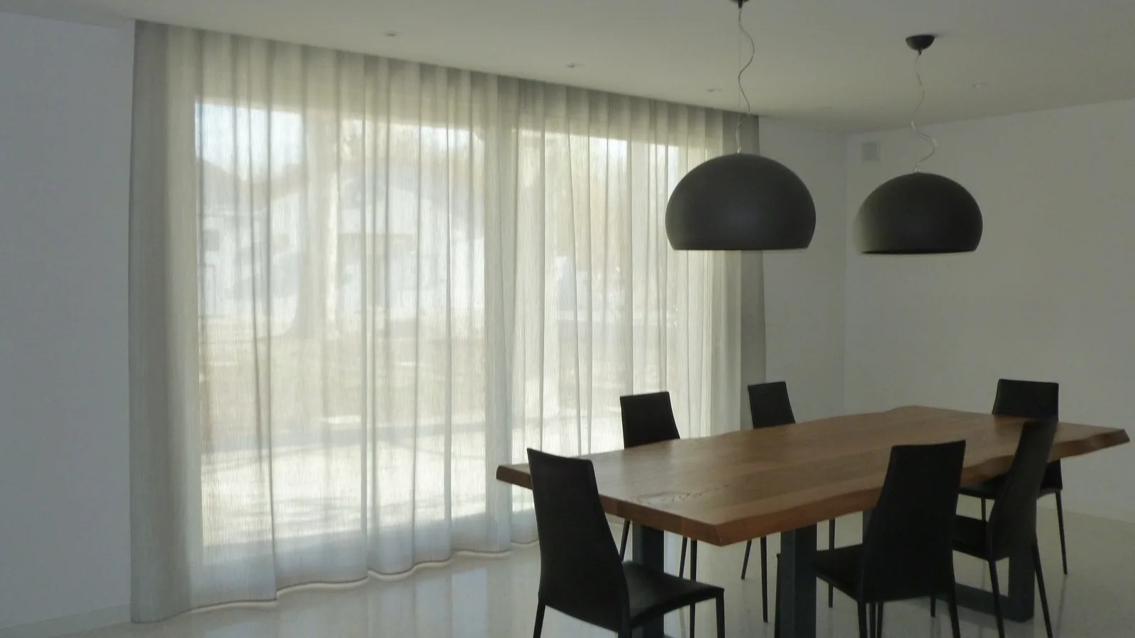 Tendaggi leggeri che filtrano la luce in un ambiente domestico
